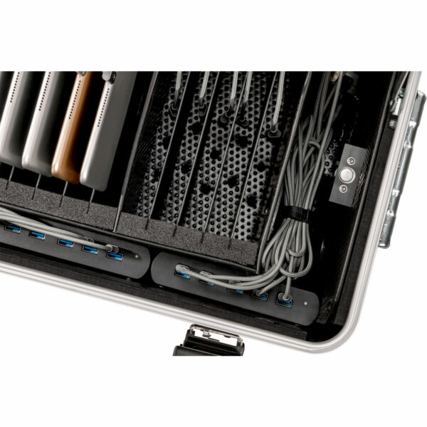 Compartiments de charge dans la valise Paraproject Case TC15 Plus avec câbles organisés et appareils en cours de chargement