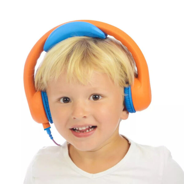 Jeune enfant avec un casque audio KidsCover orange et bleu