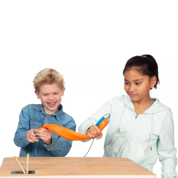 Deux enfants testant la flexibilité d'un casque audio KidsCover orange